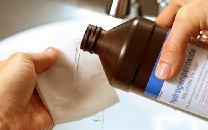 aplicar agua oxigenada para aclarar la piel