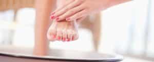 los baños con sal uno de los efectivos remedios naturales para aliviar el dolor de los juanetes