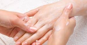 un suave masaje en las manos como uno de los remedios naturales para la artritis