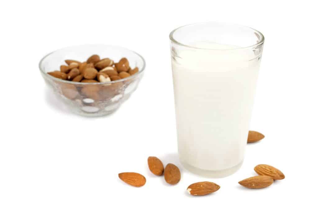 leche y almendras como remedios naturales para la osteoporosis
