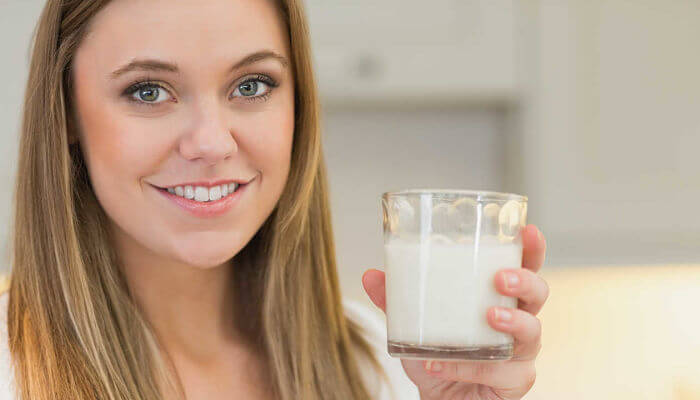 bebe leche para combatir el mal aliento