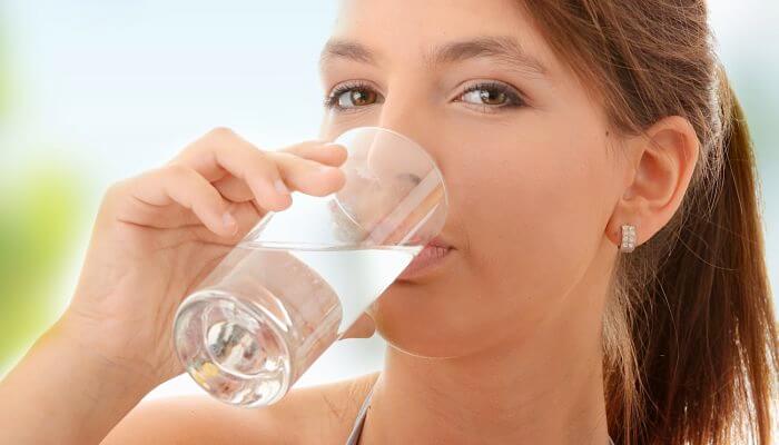 bebe agua fria para bajar la fiebre