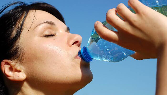bebe agua para una belleza natural 
