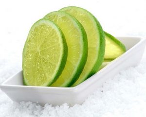 limon y sal como uno de los más efectivos trucos caseros para blanquear la ropa