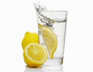 Agua oxigenada y limón efectivos trucos caseros para blanquear la ropa