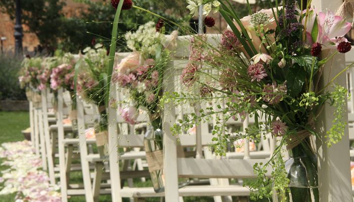 decorar las sillas de una boda civil 