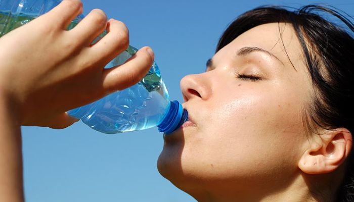 beber agua para adelgazar