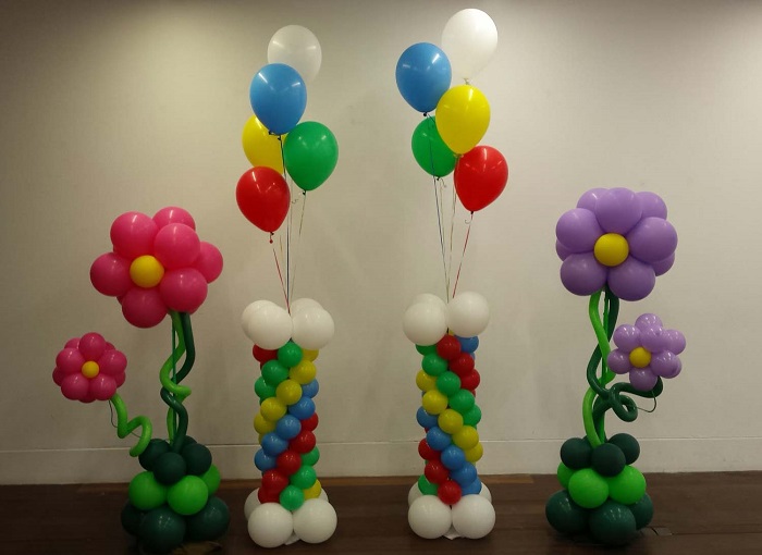como decorar con globos en forma de flor