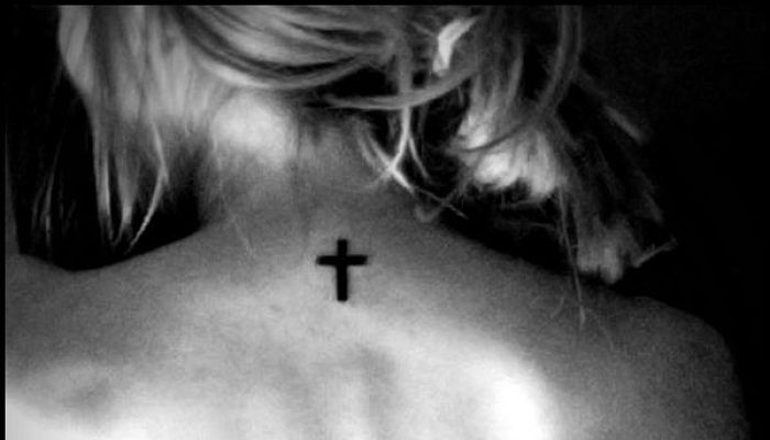 tatuajes de cruz en la espalda
