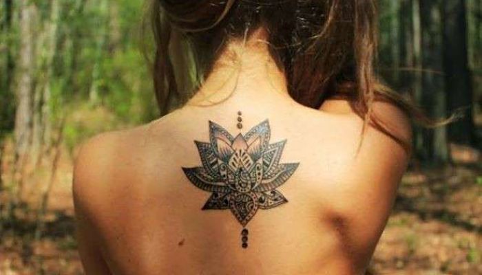 tatuajes en la espalda flor de loto