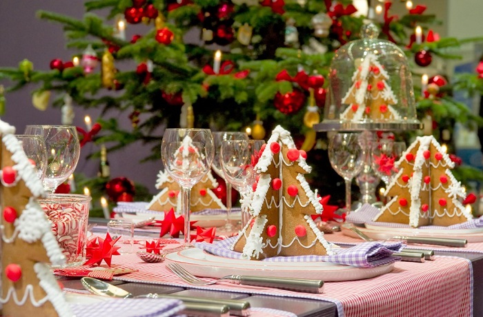 decoración de una mesa de navidad con galletas