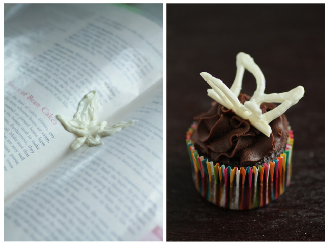 decorar cupcakes con formas de chocolate
