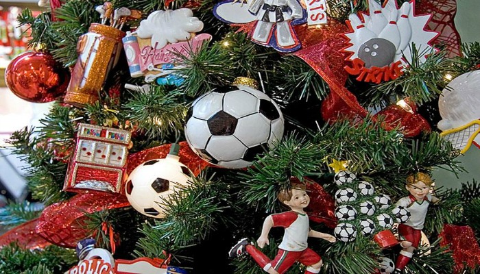 decorar un árbol de navidad con esquema de futbol 