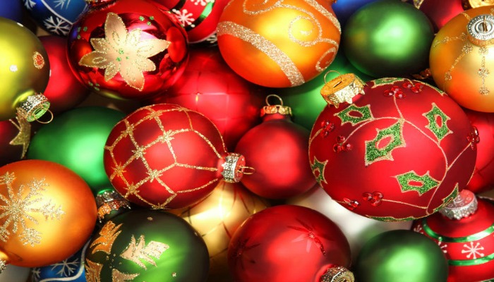 decorar un árbol de navidad con bolas 