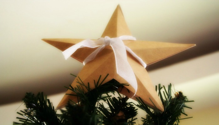 decorar las puntas de los árboles de navidad con estrellas 