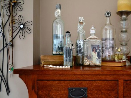 decorar botellas de vino como marcos de fotos 